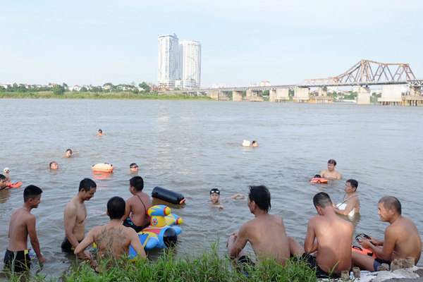 Nóng 40 độ C: Hàng trăm người kéo ra sông hồ giải nhiệt