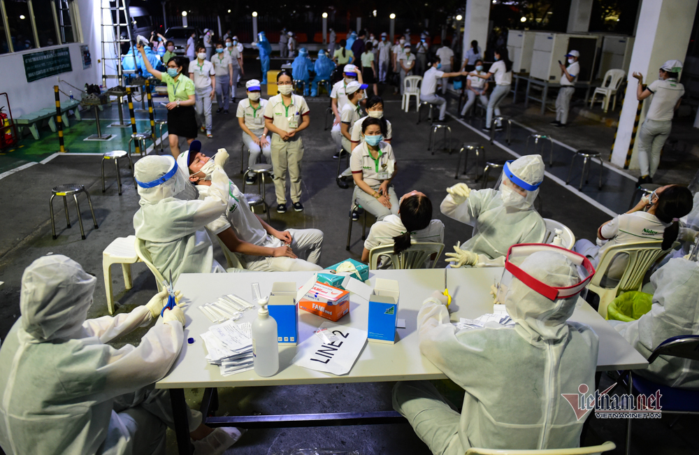 Trắng đêm lấy mẫu xét nghiệm Covid-19 cho hơn 30.000 công nhân Khu chế xuất Tân Thuận