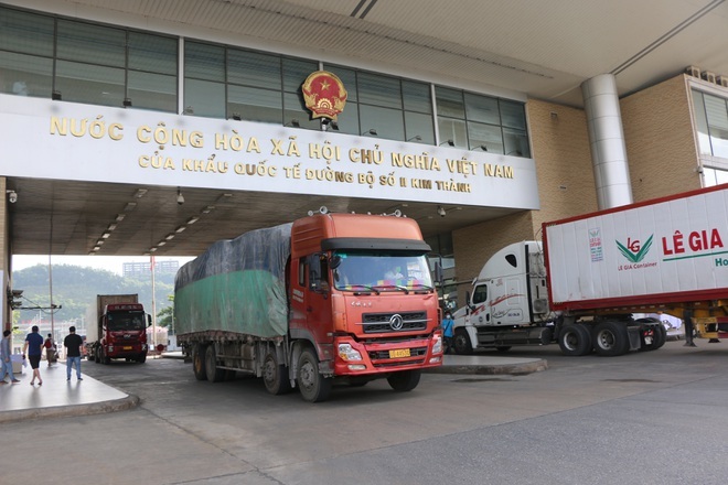 Thu 5 triệu USD nhờ hơn 8.000 tấn vải thiều xuất qua cửa khẩu Lào Cai
