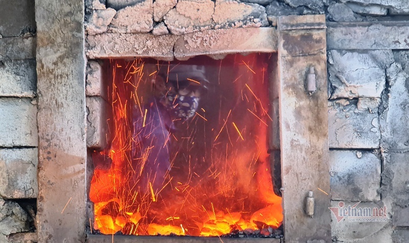 Rát mặt trên cánh đồng muối những ngày miền Trung nóng như nung