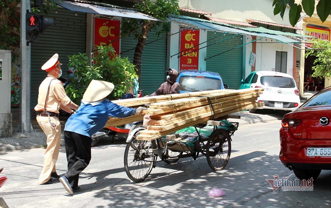 Những hình ảnh chỉ có vào giữa trưa nắng gay gắt