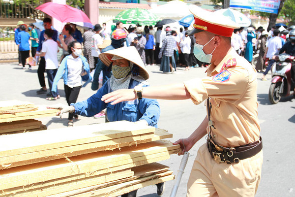 Workers toil under midday sun