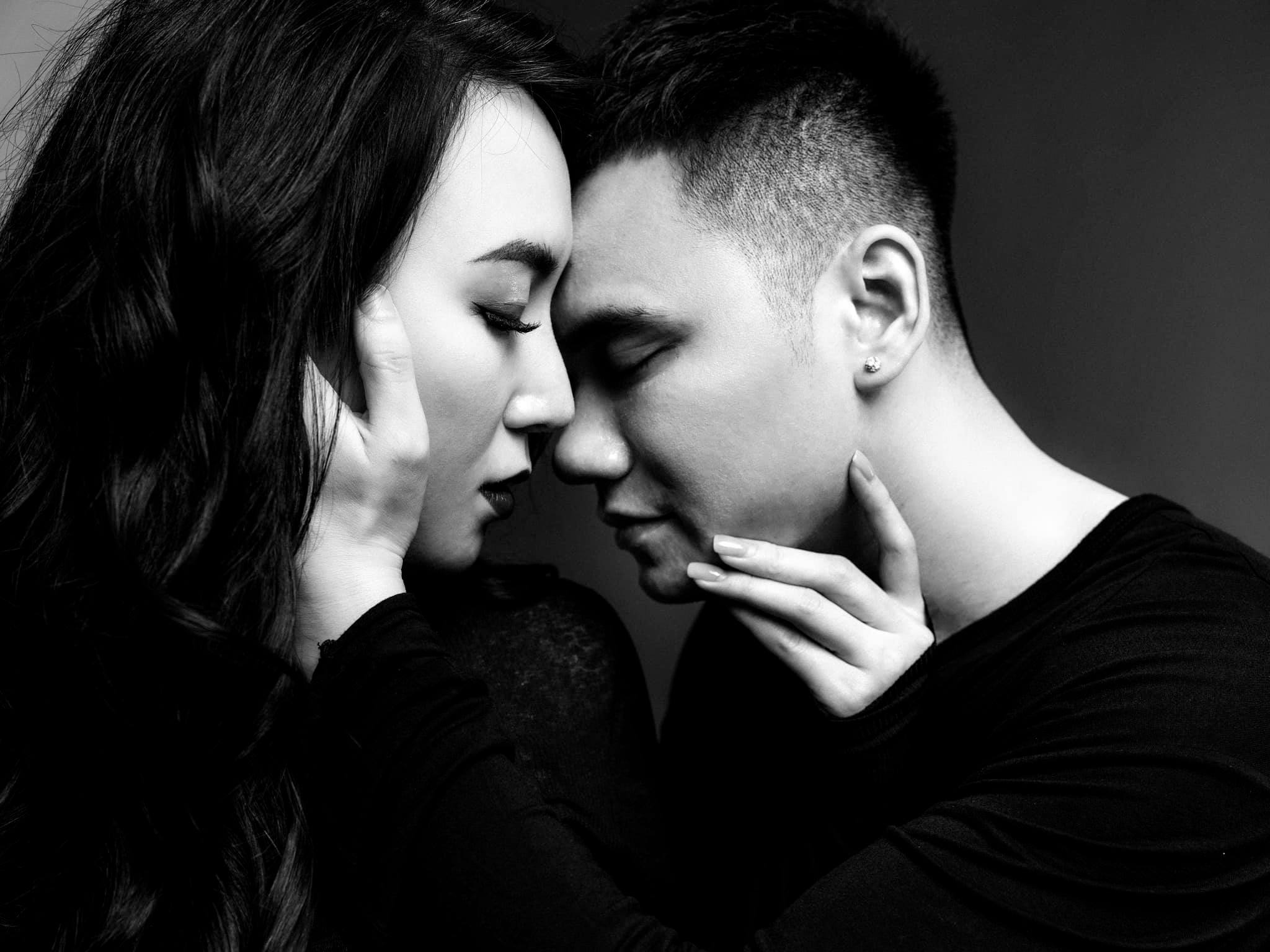 Vợ DJ nóng bỏng, sinh đôi hai con cho ca sĩ Khắc Việt