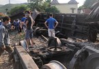 Sáu toa tàu đứt rồi đổ lật ở Quảng Ninh, một bé trai thương nặng