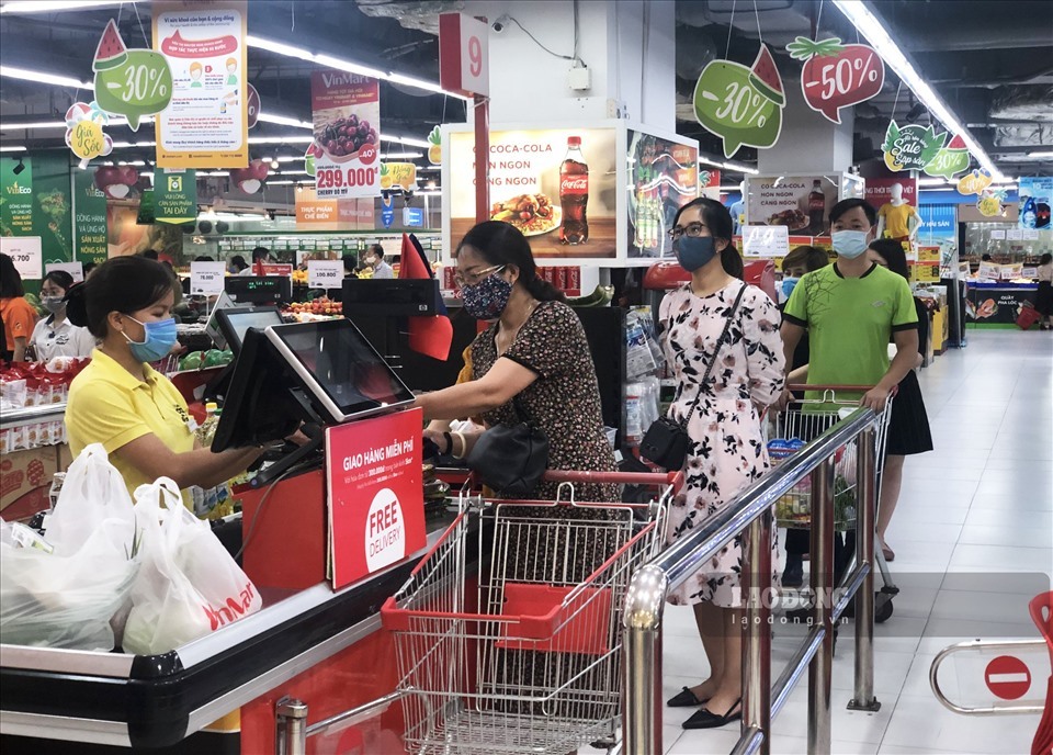Xin tiêm vắc xin cho hàng vạn bà tạp hoá, chủ sạp chợ, nhân viên siêu thị