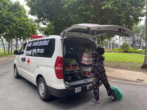 Mekong Delta men convert vehicles to ambulances to aid the poor