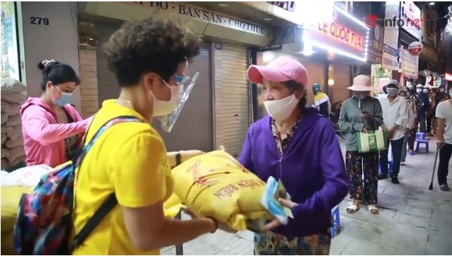 Chủ quán ăn ở Hà Nội phát gạo, tiền cho người khó khăn do dịch bệnh