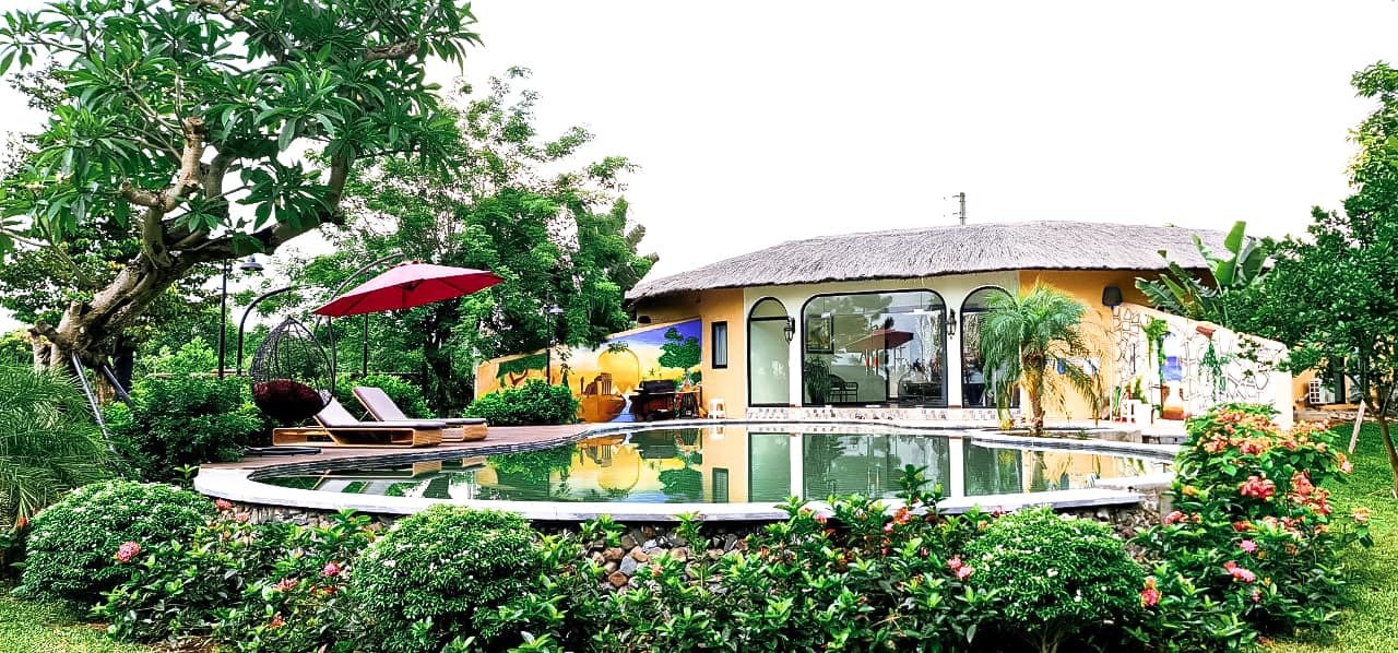 Vợ chồng Hà Nội về ngoại ô xây nhà mái lá, có đủ bể bơi xanh mát