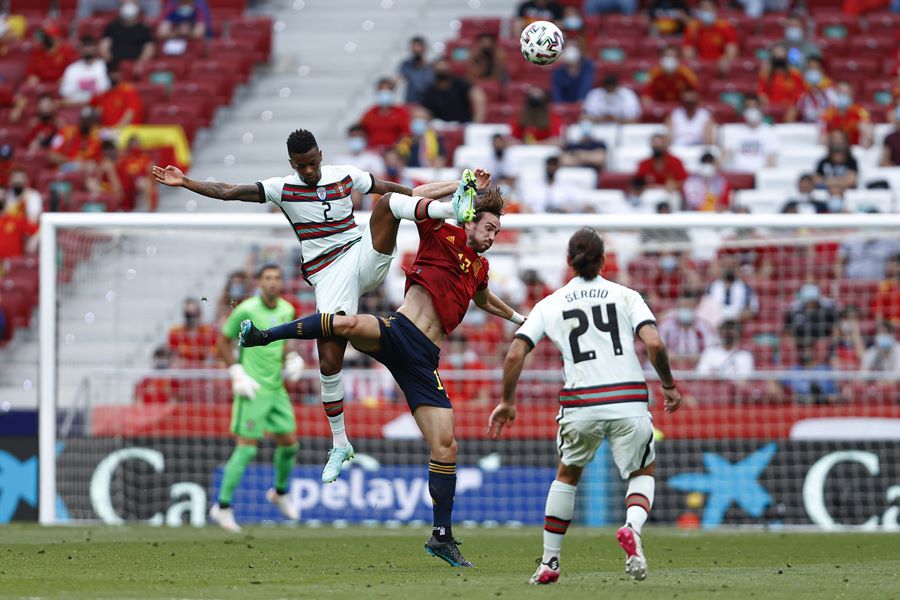 Ronaldo im tiếng, Bồ Đào Nha hòa may mắn trước Tây Ban Nha