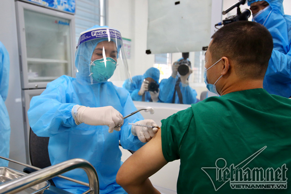 Xem xét tiêm vắc xin phòng Covid-19 cho chuyên gia nước ngoài tại Việt Nam