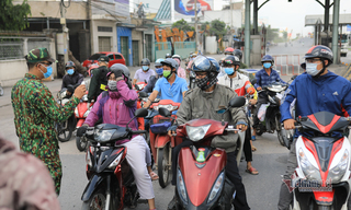Người dân đi từ TP.HCM bối rối khi qua chốt kiểm dịch Đồng Nai