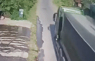 Nóng trên đường: Vượt siêu ẩu, xe máy suýt nằm dưới gầm container