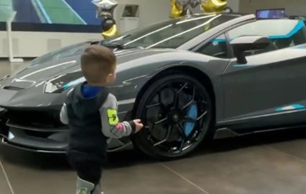 Nam rapper tặng Lamborghini cho con trai 2 tuổi gây xôn xao