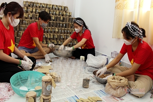 Thức đêm làm 1.000 hộp muối mè tặng bác sĩ chống dịch ở Bắc Giang