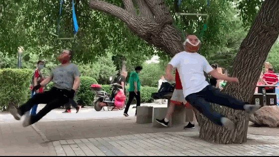 Clip tên cướp bị cô gái 'phản đòn' choáng váng nóng nhất mạng xã hội