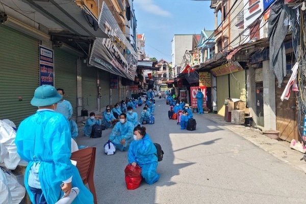 Chuyển gần 3.000 công nhân ra khỏi ổ dịch ở Bắc Giang