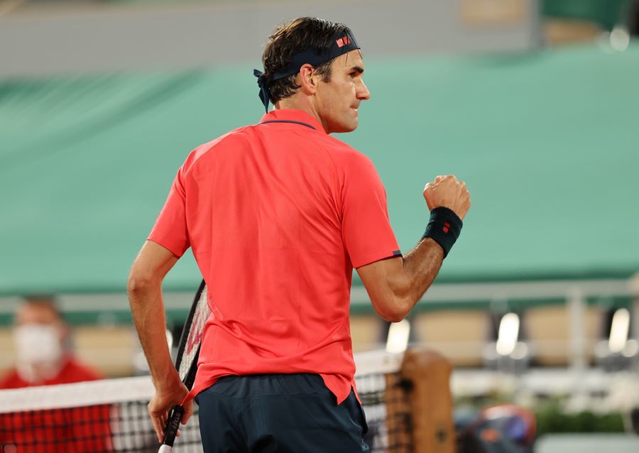 Federer vào vòng 4 sau 3 loạt 'đấu súng' nghẹt thở