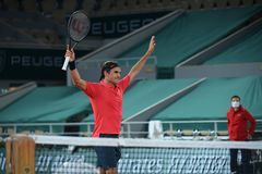 Federer vào vòng 4 sau 3 loạt 'đấu súng' nghẹt thở
