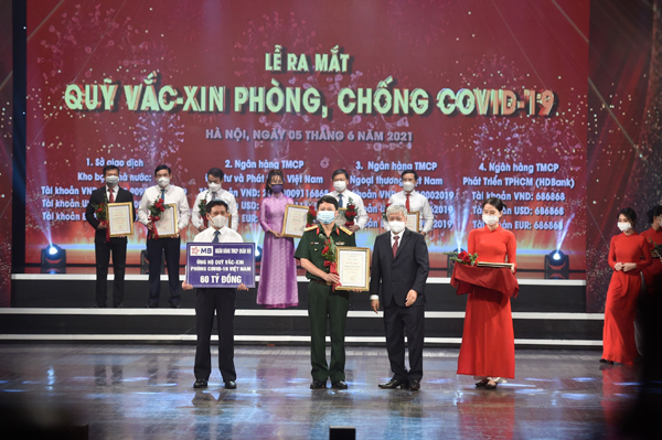 MB ủng hộ 60 tỷ đồng vào Quỹ vắc xin phòng chống Covid-19