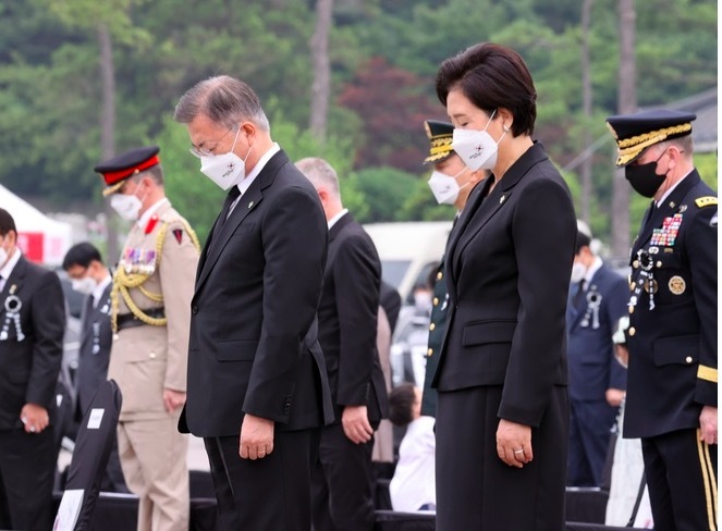 Tổng thống Hàn Quốc xin lỗi vì cái chết của sĩ quan bị tấn công tình dục