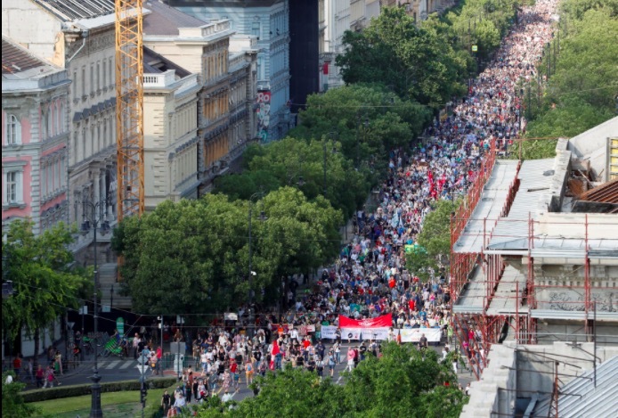 Dân Hungary biểu tình rầm rộ phản đối xây trường Trung Quốc