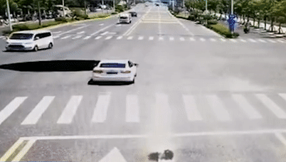 Ô tô qua ngã tư rơi tõm xuống hố