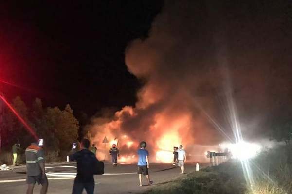 Xe khách giường nằm chở 10 người bốc cháy ngùn ngụt