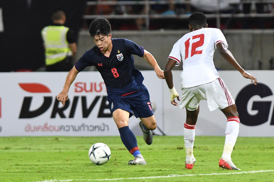 Sao Thái Lan lên gân, quyết ghi bàn vào lưới UAE