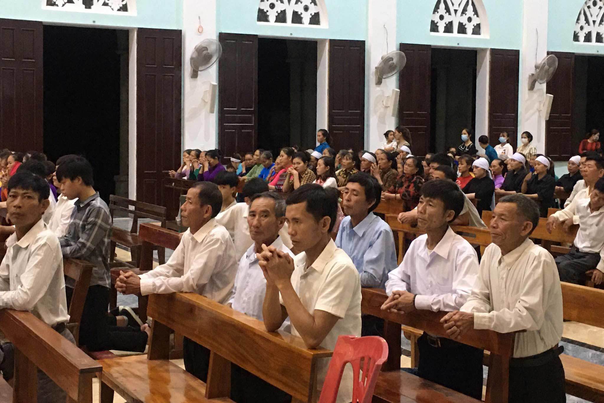 Linh mục ở Hà Tĩnh tổ chức 300 giáo dân hành lễ, bất chấp lệnh cấm