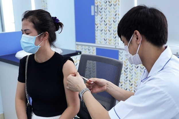 Vietnam should not be criticized for slow pace of vaccinations: FPT official