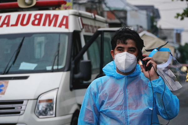 Anh nhân viên y tế ‘bất đắc dĩ’ làm tài xế đưa các F1 đi cách ly