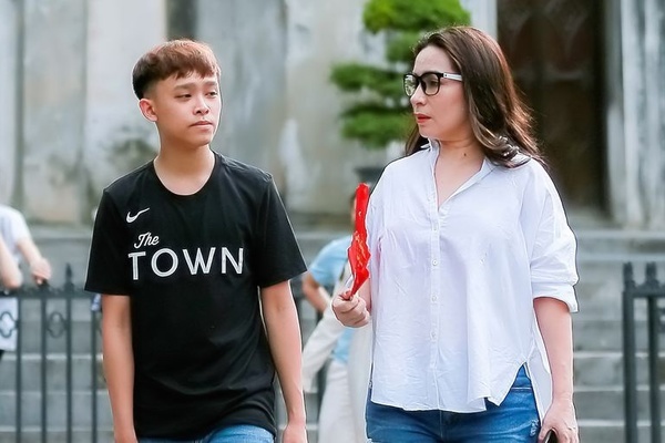 Hồ Văn Cường bênh vực mẹ Phi Nhung giữa loạt tin đồn tiêu cực