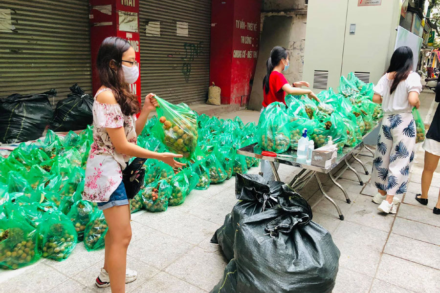 Người phụ nữ mua 2 tấn vải Bắc Giang tặng bà con tổ dân phố