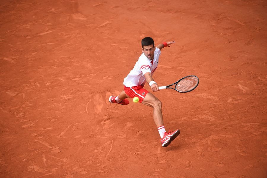 Djokovic lấy vé tứ kết vì tay vợt 19 tuổi bỏ cuộc ở set 5