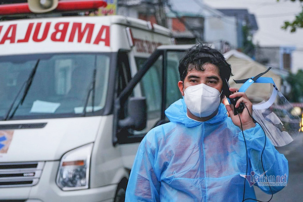 Anh nhân viên y tế 'bất đắc dĩ' làm tài xế đưa các F1 đi cách ly