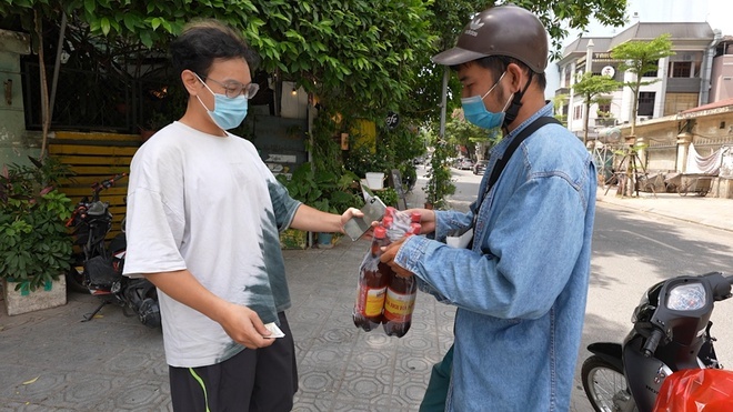 Bia hơi bán mang về đắt khách mùa dịch