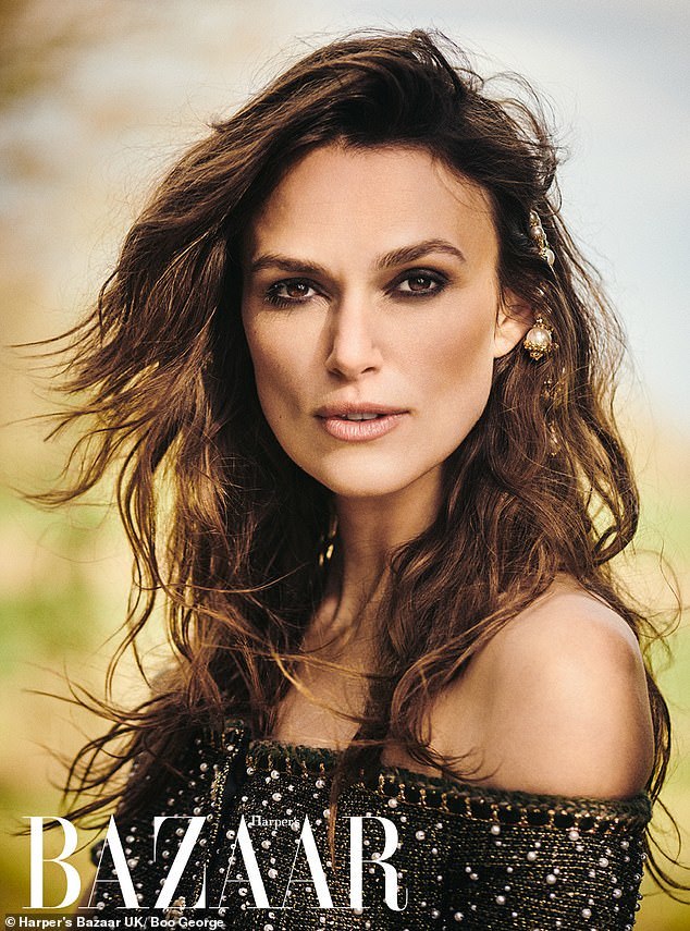 Keira Knightley mặc đồ Chanel hàng ngày suốt thời gian bị phong tỏa