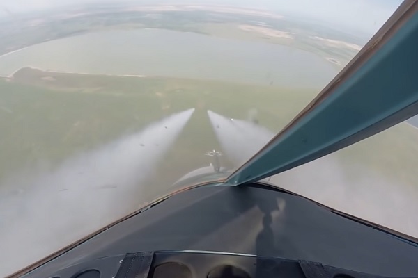 'Thú mỏ vịt' Su-34 Nga nhào lộn, nã tên lửa diệt mục tiêu
