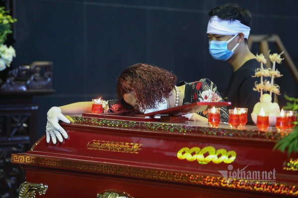 Khoảnh khắc xúc động trong đám tang Hoa hậu Thu Thủy