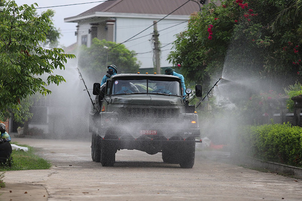 Bộ đội phun khử khuẩn tại vùng dịch Hà Tĩnh
