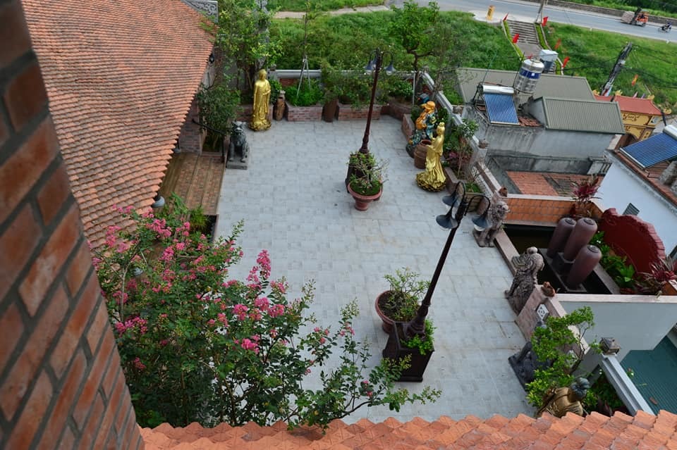 Nhà cổ nằm trên nóc biệt thự gần 500m2 ở Hà Nội