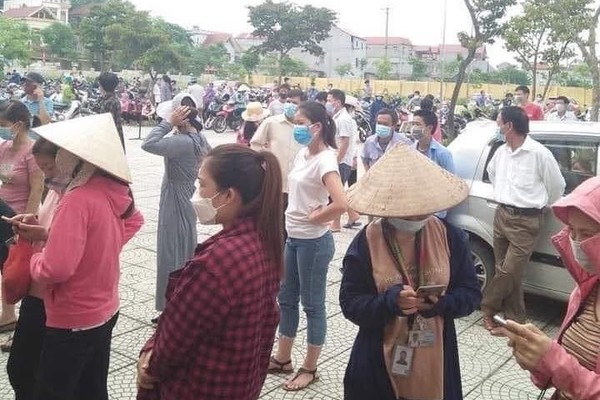 Tụ tập đông người khi tiêm vắc xin Covid-19, huyện chỉ đạo chấn chỉnh