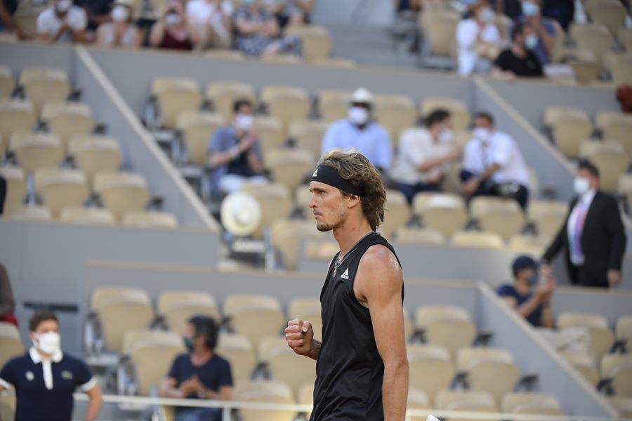 Zverev lấy vé bán kết Roland Garros dễ như đi dạo