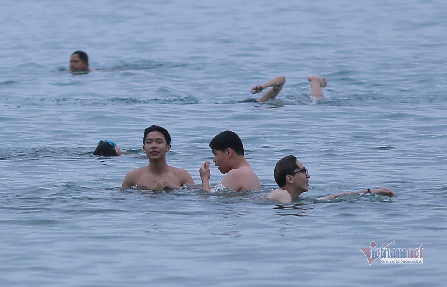 Ngày đầu hết lệnh cấm, người Đà Nẵng đổ ra tắm biển từ sáng sớm
