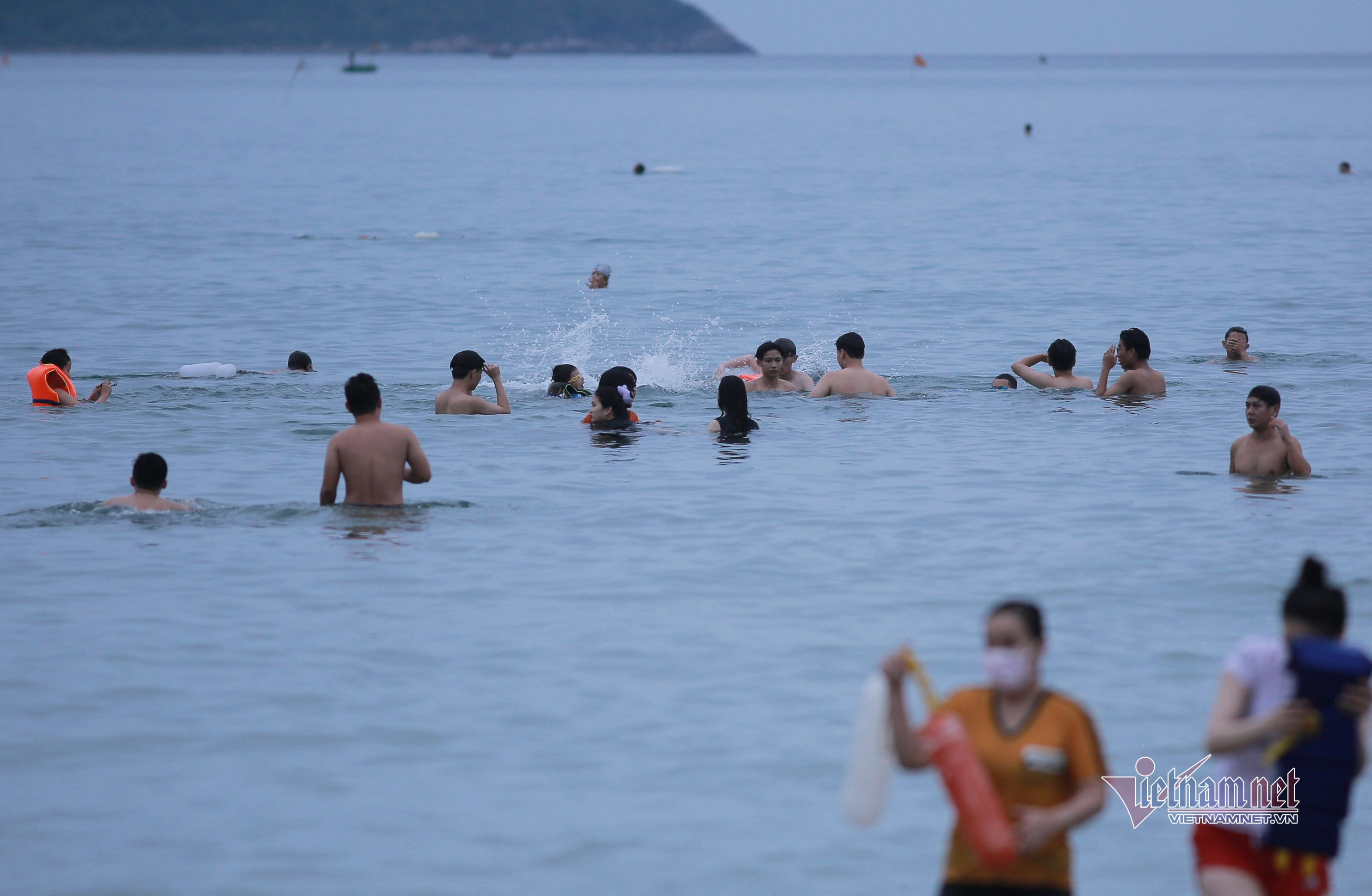 Ngày đầu hết lệnh cấm, người Đà Nẵng đổ ra tắm biển từ sáng sớm