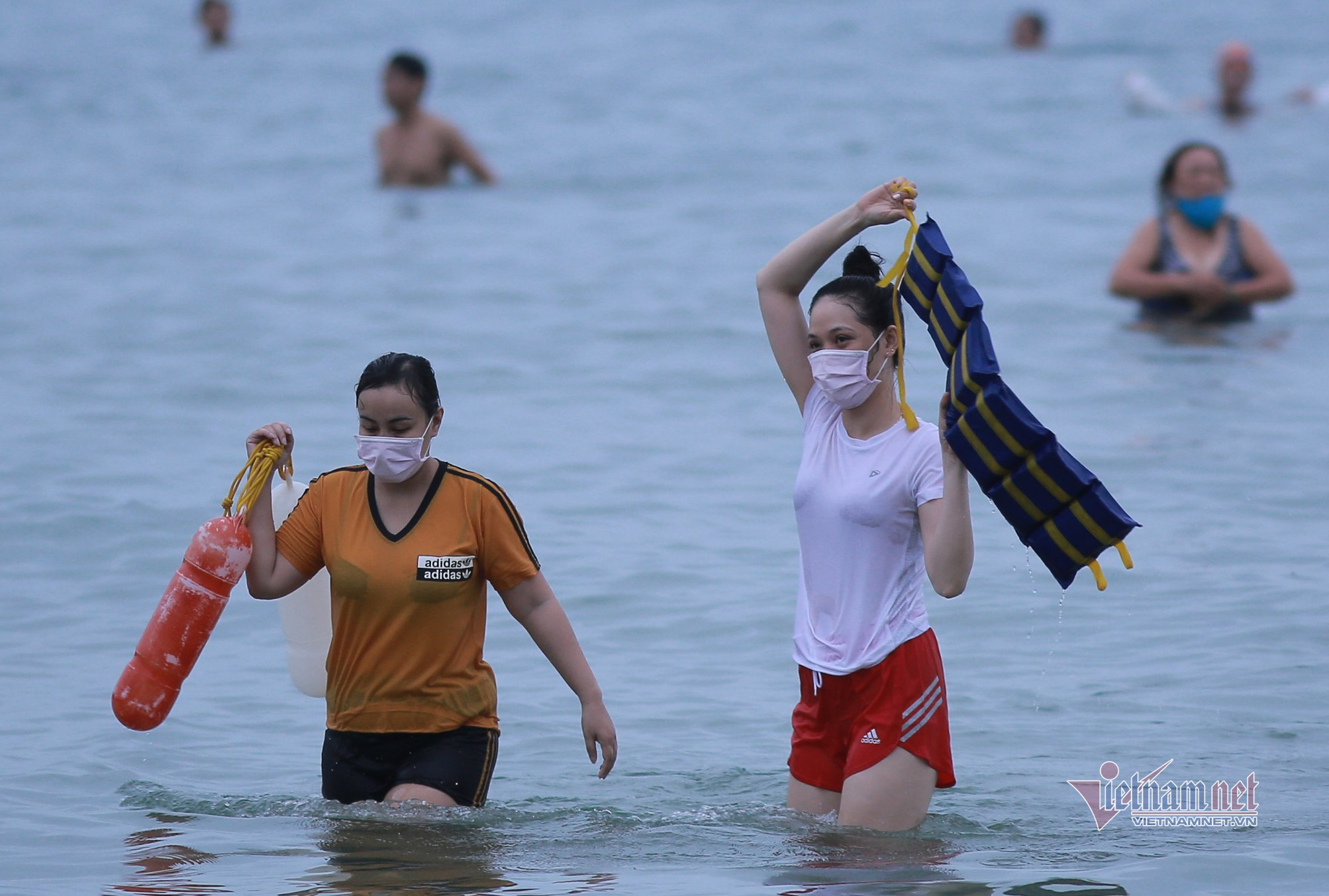 Ngày đầu hết lệnh cấm, người Đà Nẵng đổ ra tắm biển từ sáng sớm