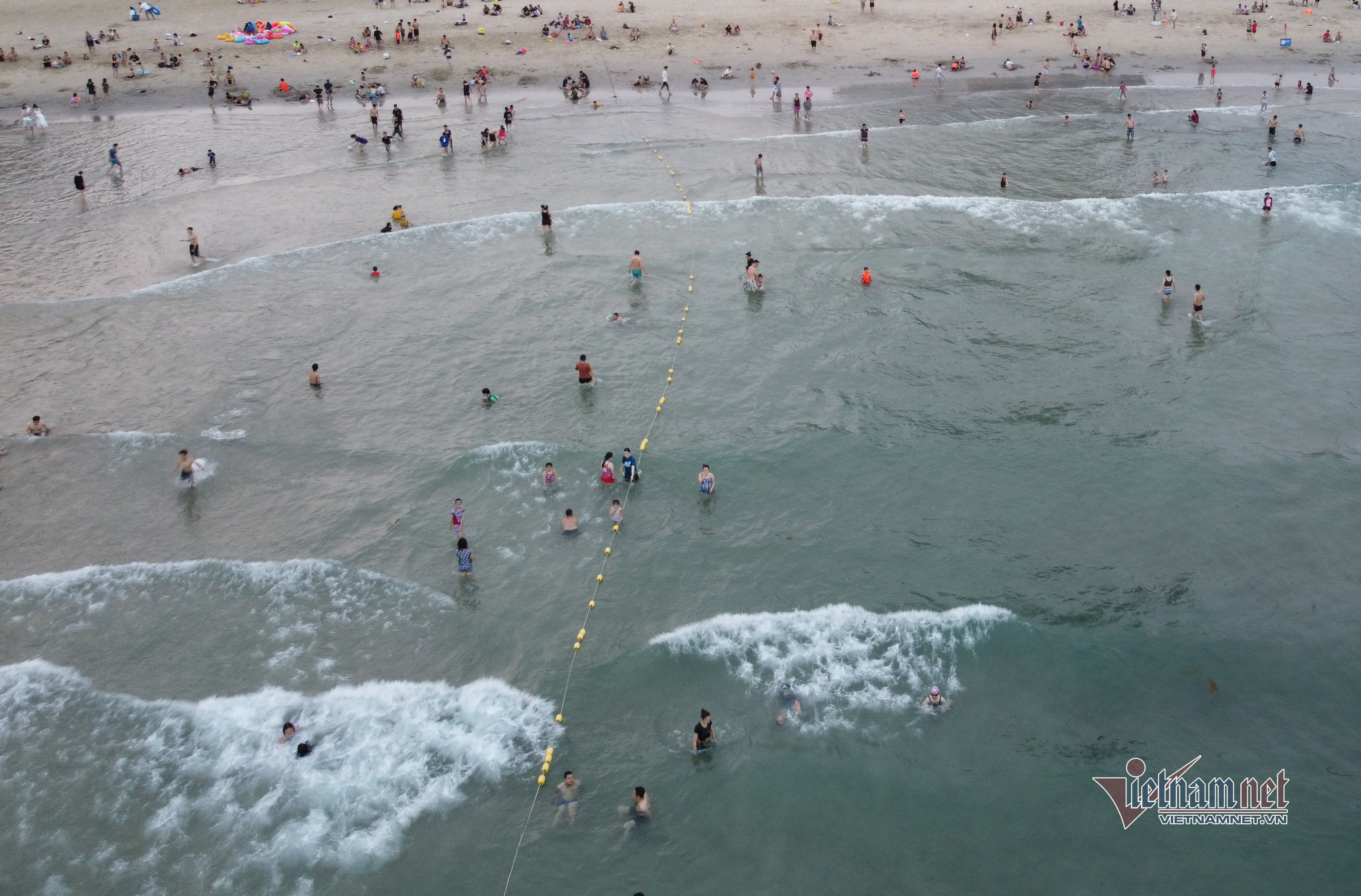 Ngày đầu hết lệnh cấm, người Đà Nẵng đổ ra tắm biển từ sáng sớm