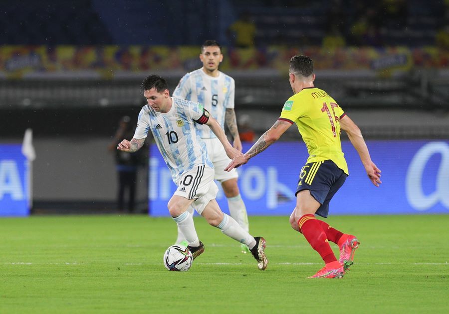 Messi bị khóa chặt, Argentina đánh rơi chiến thắng ở phút 94