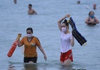 Da Nang residents flock to beaches after ban is removed