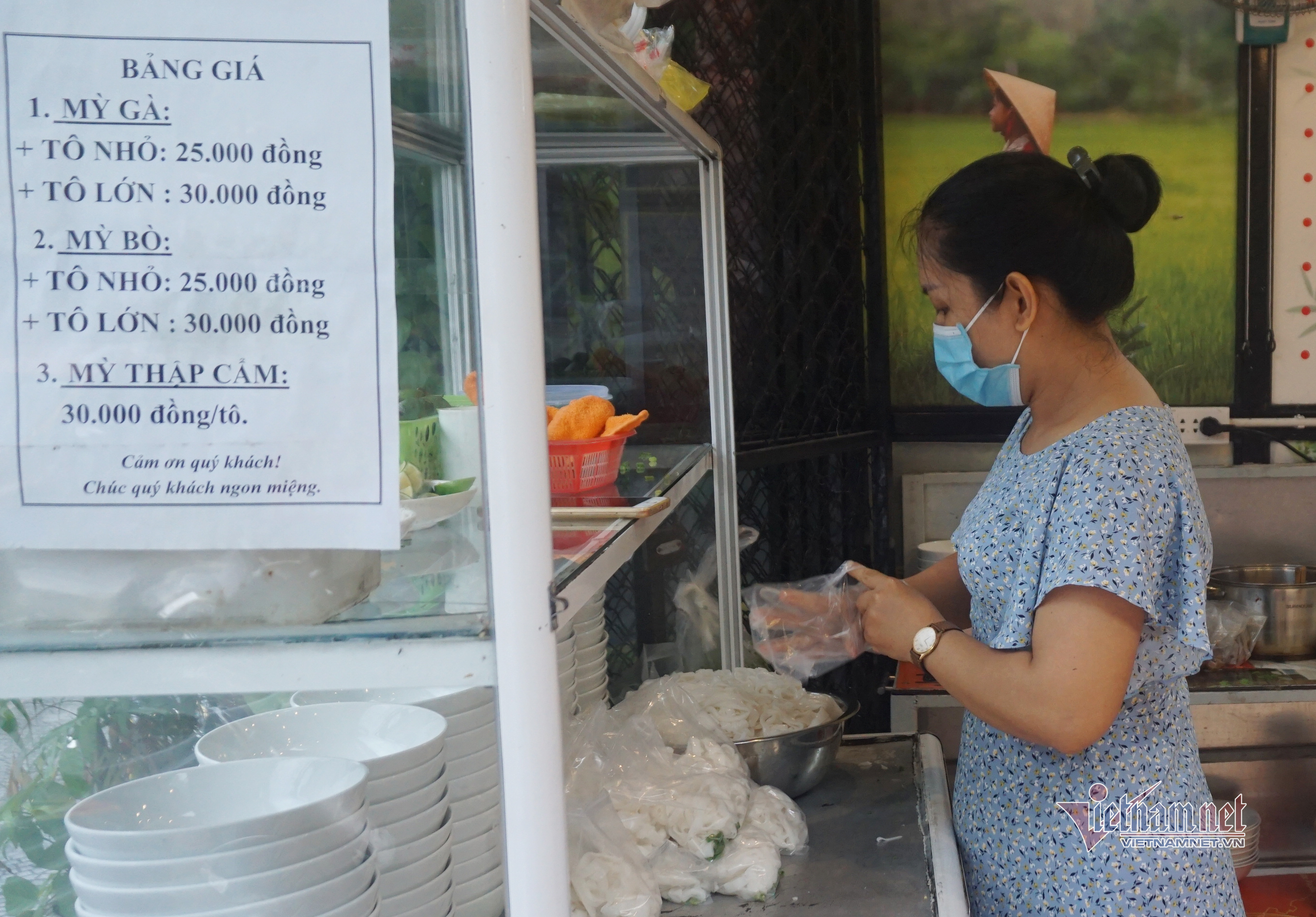 Ngày đầu hết lệnh cấm, người Đà Nẵng đổ ra tắm biển từ sáng sớm